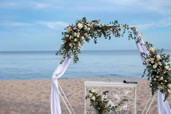 Arco Cerimonia Nuziale Decorato Con Fiori Sulla Spiaggia — Foto Stock