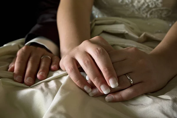 Close Noiva Noivo Mãos Com Anéis — Fotografia de Stock