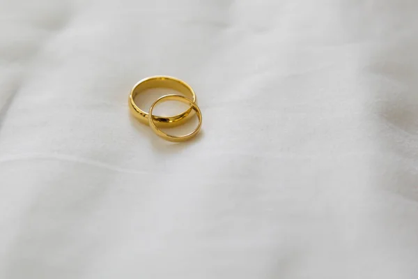 Guld Ring Vit Bakgrund Med Kopia Utrymme — Stockfoto