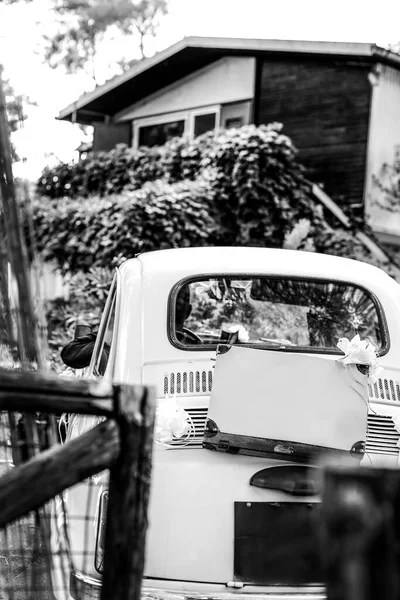 Foto Preto Branco Carro Casamento Vintage Com Mala — Fotografia de Stock