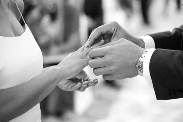 Noiva Noivo Segurar Mãos Anéis Casamento — Fotografia de Stock