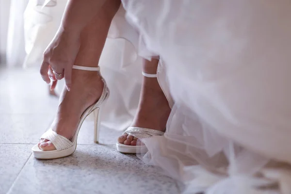 Νύφη Γαμήλια Παπούτσια Στα Χέρια Της — Φωτογραφία Αρχείου
