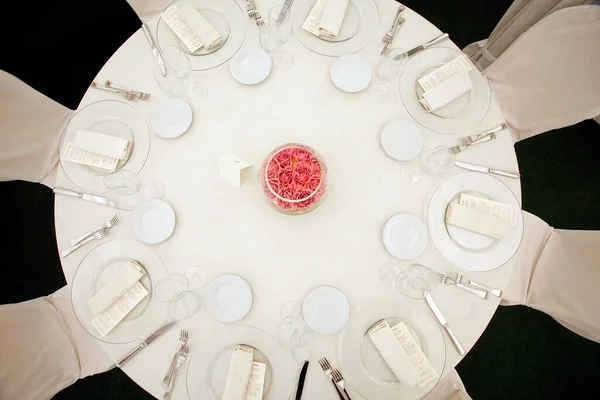 結婚式のセッティングのウェディングケーキのクローズアップショット — ストック写真