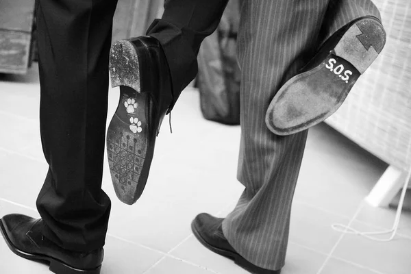 Χαμηλό Τμήμα Των Ανδρών Κλασικά Δερμάτινα Παπούτσια Ασπρόμαυρη Φωτογραφία — Φωτογραφία Αρχείου