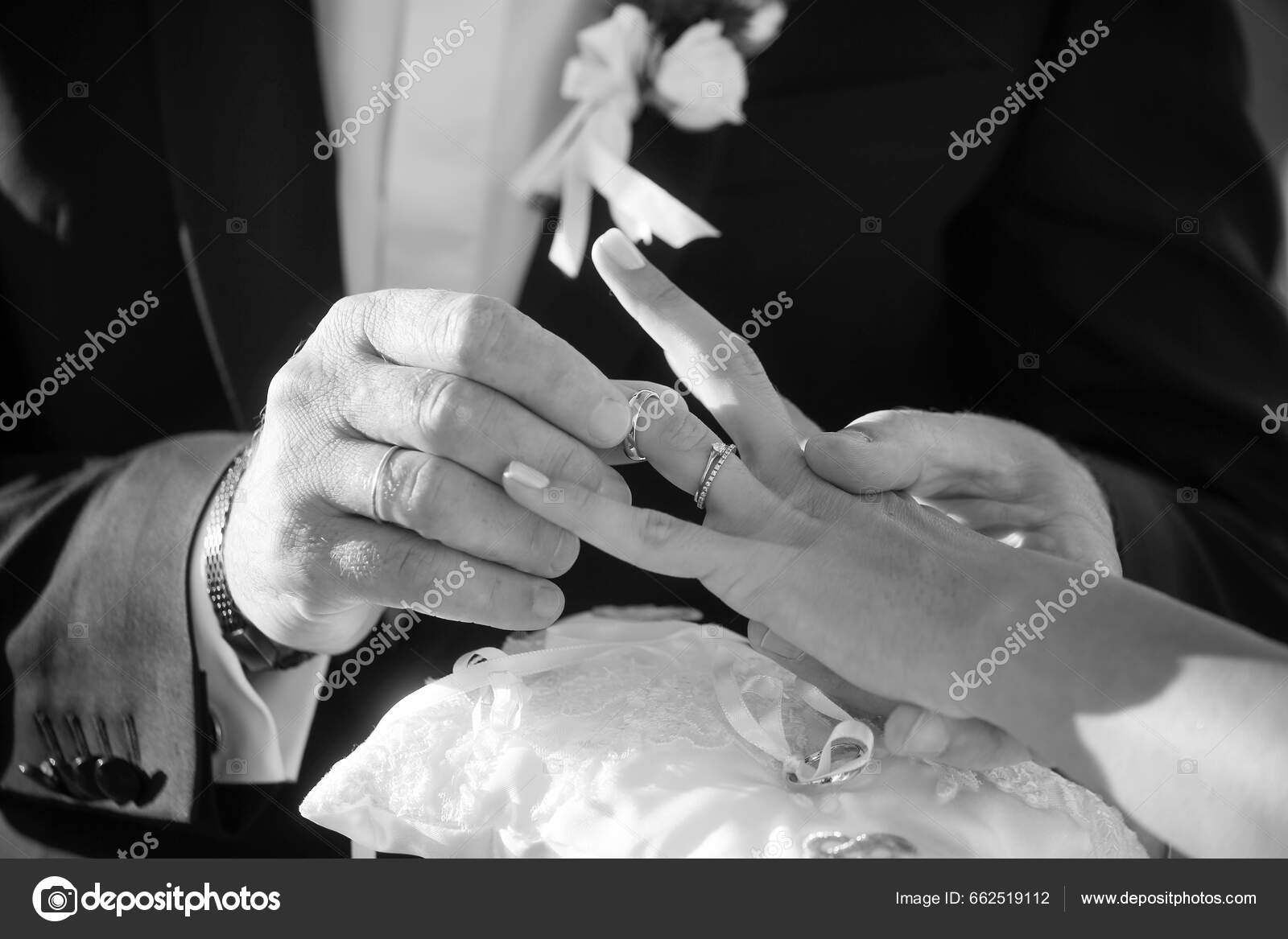 Dos anillos de boda sale