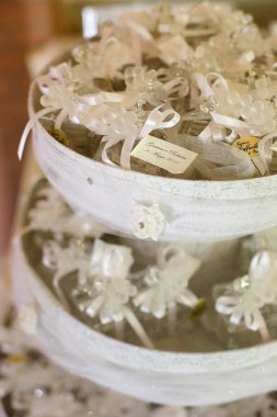 Çiçeklerle süslenmiş beyaz alyanslar. 