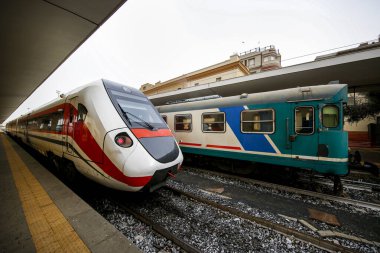 Şehirdeki bir tren istasyonunda. 