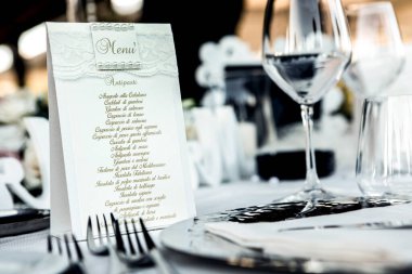 Restorandaki düğün masası, beyaz ve kırmızı şarap. 