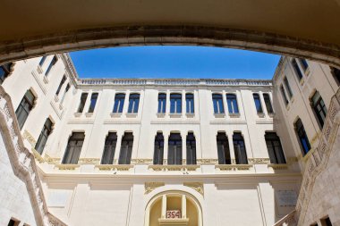 Şehirdeki antik binanın manzarası