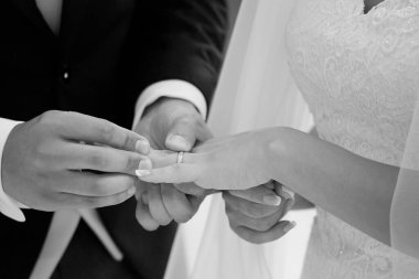 Gelin ve damat el ele tutuşun 