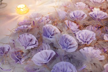 Güzel ve şenlikli düğün dekorunun yakın çekim görüntüsü   