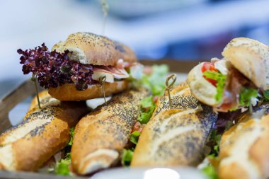 Beyaz tabakta parti için sandviçler. 