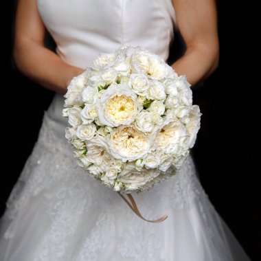 Gelinin güzel bir düğün buketi tutarken çekilmiş fotoğrafı.