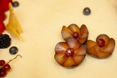 Masadaki lezzetli meyve tatlısı. 