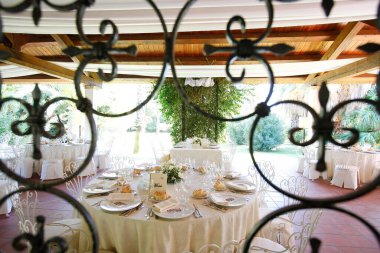 Restoranda düğün masası. 