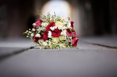 Ahşap bir arka planda düğün buketi. 