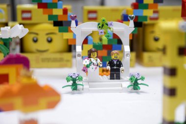 Düğün töreni, Lego oyuncaklarından gelin ve damat 