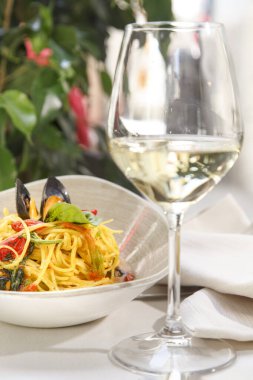 Sebze ve peynirli makarna. 