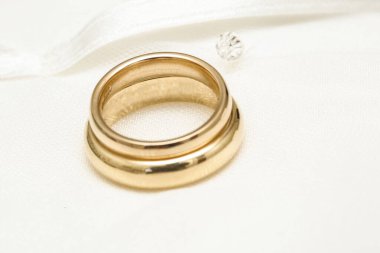 Alyanslar beyaz arkaplanda 