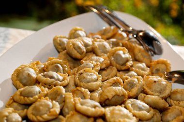 Tabakta ev yapımı hamur tatlısı, yakın plan.