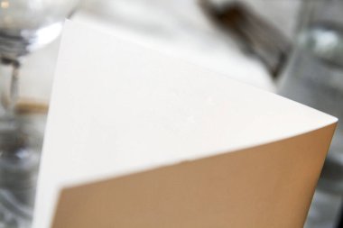 beyaz ve kahverengi kart yakın plan, seçici odak