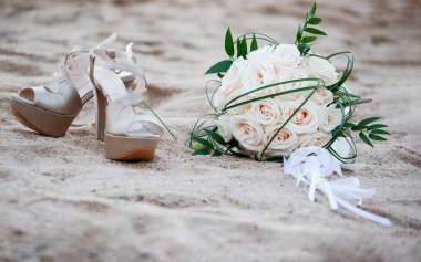 Sahilde düğün buketi. 