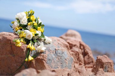 Sahilde düğün çiçekleri. 