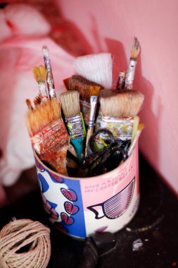 Renkli bir makyaj fırçasının ahşap bir kutuda yakın plan fotoğrafı. 