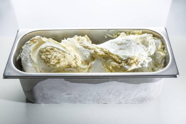 Beyaz arkaplan içerisindeki hamur 