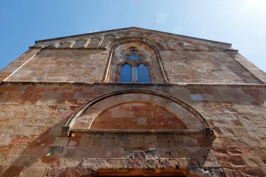 Güzel eski kilisenin alçak açılı görüntüsü gökyüzüne karşı   