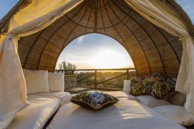 Doğada lüks bir çadır manzarası