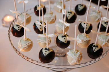 Çeşit çeşit çikolatalı pralinaların yakın çekimi 