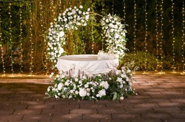Parktaki düğün dekoru. 