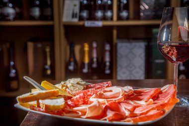 Şarap ve aperatifler bir bardakta. 