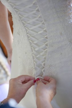 Dantelli gelinlik içinde gelin 