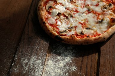 Tahta üzerinde İtalyan pizzası. 