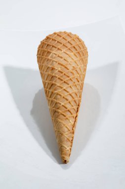 Çikolata kremalı waffle külahı 