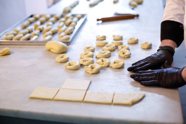 Şef mutfakta hamur hazırlıyor. 