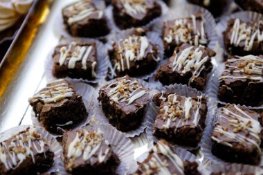 Fındıklı ve kurutulmuş çiçekli çikolatalı pasta. 