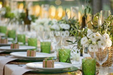 yeşil tonda bir düğün partisi için sofra kurulumu