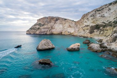 Güzel deniz manzarası ve kayalar 