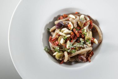 Sebzeli salata, zeytin, mantar ve domatesler masada. 