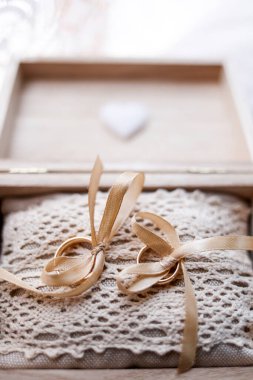 Yastığın üzerinde alyanslar 