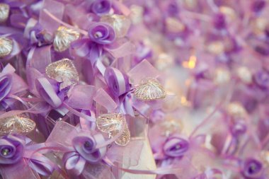 Güzel ve şenlikli düğün dekorunun yakın çekim görüntüsü   