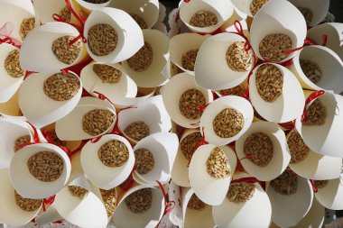 Gelecekteki eşleri kutsamak için buğday kullanılır. 