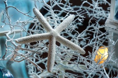Yılbaşı süsleri ve yıldız 