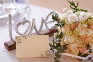 Alyansları olan bir kutuda güzel çiçekler 