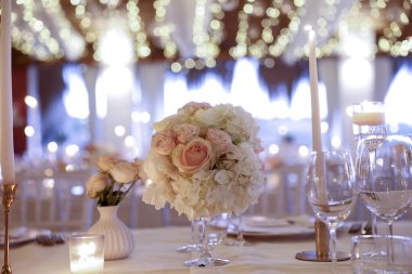 Restoranda çok güzel düğün süsleri var. 