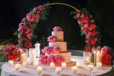 Gelin ve damat için güzel bir düğün kemeri. 