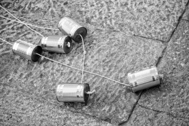 Düğün aksesuarları olarak halatları olan metal kutular. 